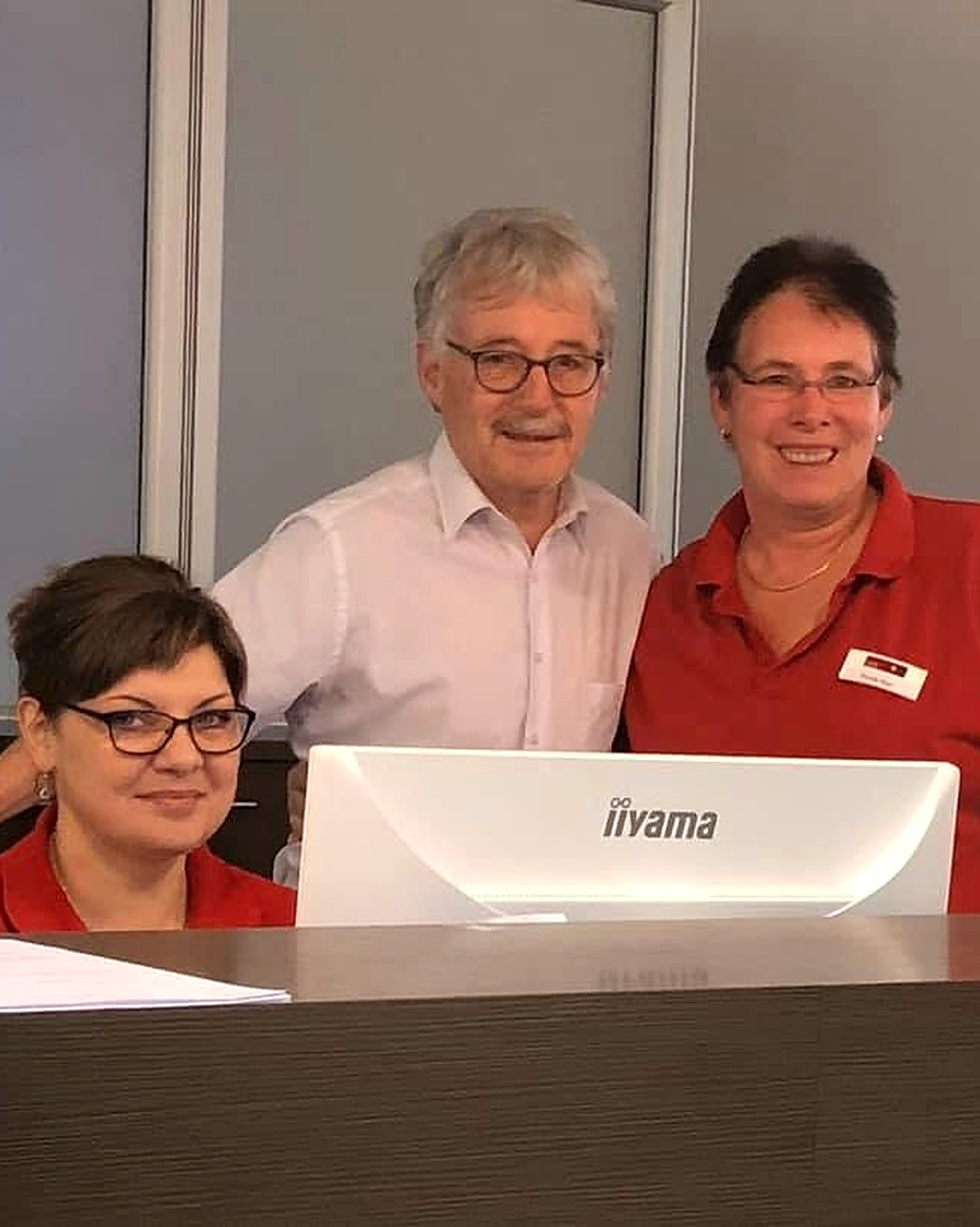 Dr. Wolfgang Klee mit dem Praxisteam am Empfang
